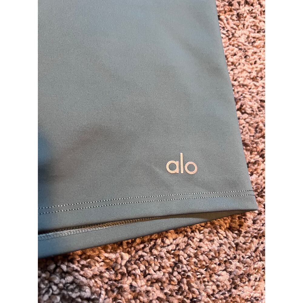 Alo Yoga 5" Airlift Energy Shorts 88$ - Picture 3 of 5